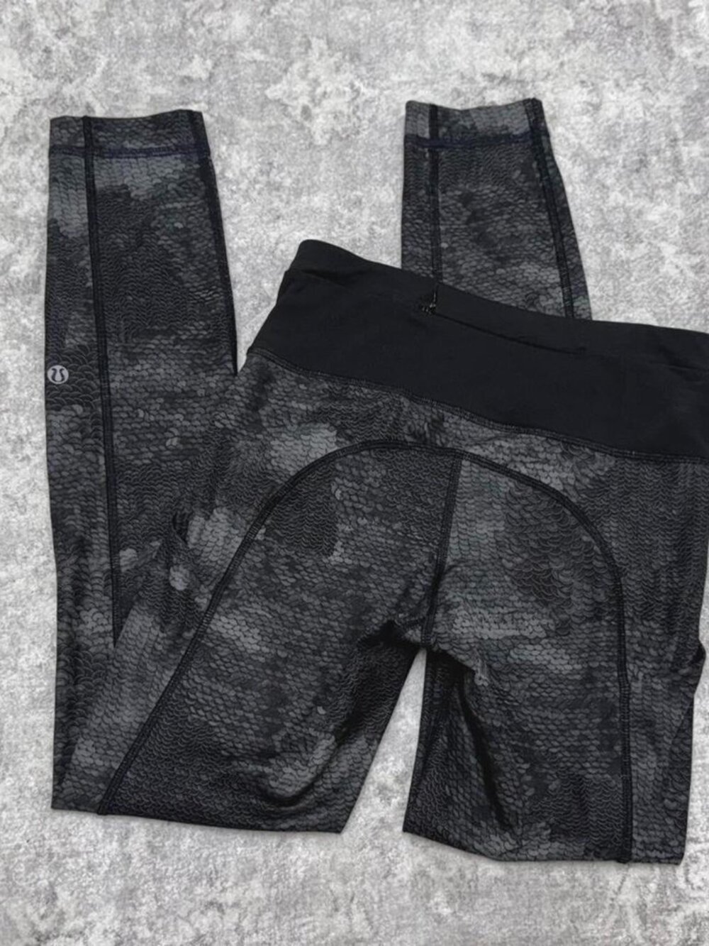 black Lululemon pocket leggings